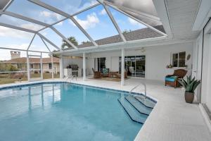 Serene Canal Views, Heated Pool & Relaxation - Villa Pelican Paradise - Roelens