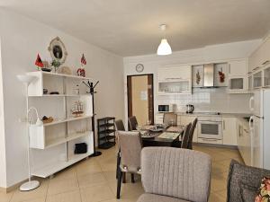 Two Bedroom Apartment With Sea View 100