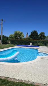 chambre avec salle de bain et coin kitchenette