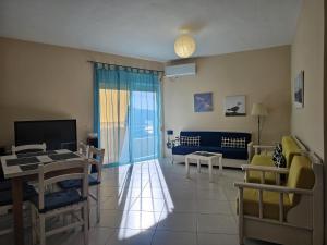 Two Bedroom Apartment With Sea View 091