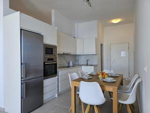 Saranda Wonderful Sea View Apartment 030