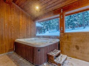 Northstar Hideaway-Private Hot Tub, Shuttle Access