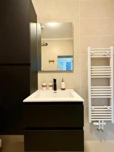 Cozy Apartment 7 Min from Gare du Midi