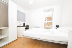 Modern & Convenient 4 Bed Apartment in Liverpool