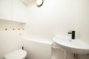 Spacious 3 Bedroom Kensington Apartment