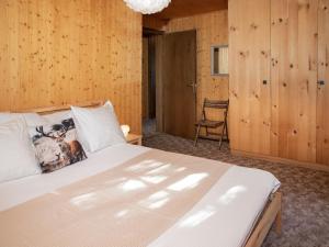 Chalet Chalet Chante Neige by Interhome