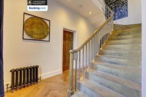 Large 6BDR House By Homebird Property Management Short Lets & Serviced Accommodation Leeds With Secured Parking & Garden Area