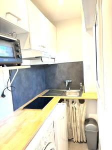 Charming Studio Cannes center with terrace, 10 min walk to beach Croisette