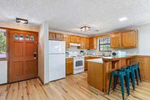 PSYCHEDELIC at DOLLYS DRIVE Wifi Grill Woods Mtns