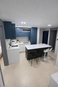 2025년신축건물#따뜻한난방#투룸#퀸침대2개#신림역3분거리#2호선#명동#홍대#이태원#강남