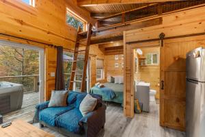 The Dragonfly - Tiny Mountaintop Cabin with Hot tub