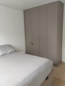 apto 2 quartos, ar condicionado, vaga, condomínio com piscina, portaria 24h