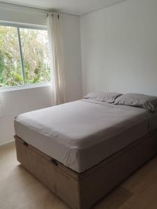 apto 2 quartos, ar condicionado, vaga, condomínio com piscina, portaria 24h
