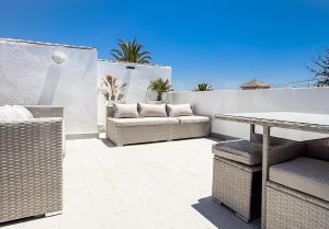 Sunny Villa & Rooftop Near Beach REMS