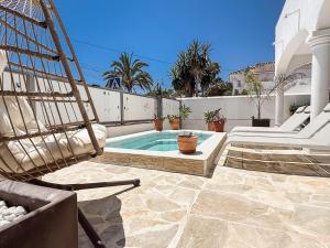 Sunny Villa & Rooftop Near Beach REMS