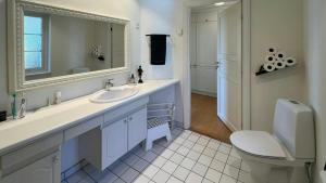 Svensk Træhus Med Udsigt Over Arresø