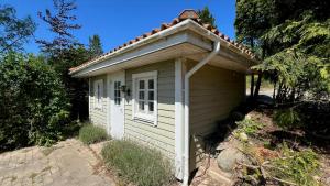 Svensk Træhus Med Udsigt Over Arresø