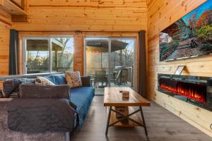 The Hummingbird - Mountaintop Cabin with Hot Tub
