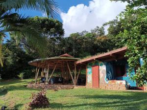 Cabanas ecologicas con vista espectacular y cascada privada - Finca Qawana Ecolodge en San Carlos