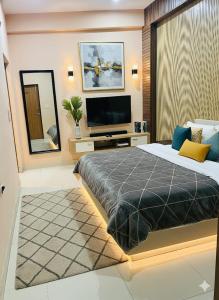 Hotel Q victoria palace #tajmahal corridor & hotel lane