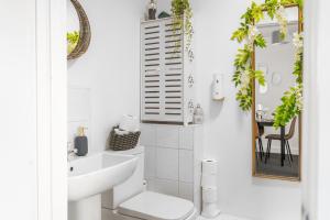 Modern 1-Bed Apartment with Parking near Heathrow