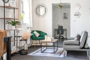 Modern 1-Bed Apartment with Parking near Heathrow