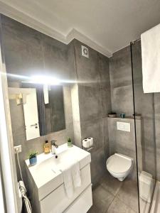 Bright 1 bedroom with a private terrace