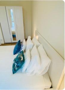 Contemporary 1 bedroom with parking