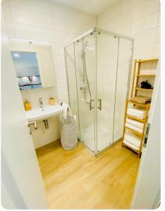 Contemporary 1 bedroom with parking