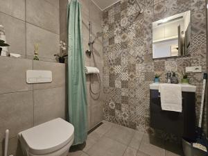 Urban Light Studio opening onto a terrace