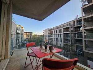 Urban Light Studio opening onto a terrace