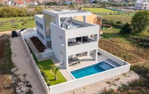 Luxury Villa for 12 people with heated pool - by TA Leut Agency