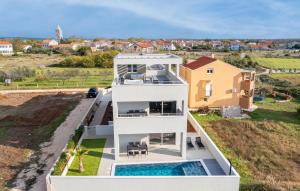 Luxury Villa for 12 people with heated pool - by TA Leut Agency