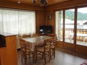 Appartement Lumineux aux Gets - 3 Pièces, 6 Pers, Balcon, Parking, WiFi, Près des Commerces et Pistes - FR-1-802-31