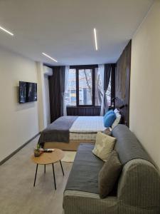 Malavi F4 top center studio Ruse