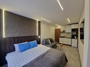 Malavi F4 top center studio Ruse