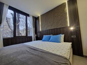 Malavi F4 top center studio Ruse