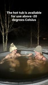 Authentic Log Cottage with Hot Tub