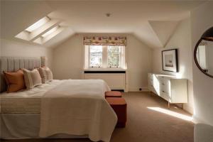 Magnificent Chelsea town house with private garden and garage