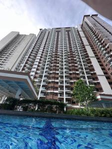 Pet Friendly1BR In Pasay Near Airport, Star City,PICC, CCP, MOA and US Embassy With Free WiFi, Swimming Pool, Gym and Netflix