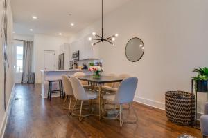 Luxury Open Plan Twin Homes in Hillsboro Village, Sleep 24 with Rooftops, Gourmet Kitchens & Smart TVs, Walk to Vanderbilt, Pancake Pantry & Fido, Garage Parking, Peloton, & 24H Hospitality, 10 Min to Broadway & The Parthenon