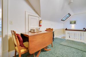 1 Mi to Downtown Apt with Balcony in Minneapolis!