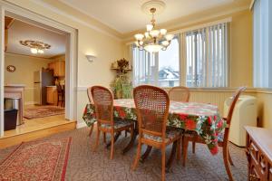 Walk to the Walker Art Center! Apt in Lowry Hill