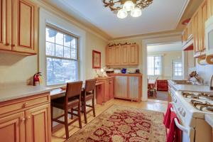 Walk to the Walker Art Center! Apt in Lowry Hill