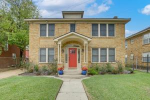 1 Mi to Hermann Park! Updated Apt with Parking Spot