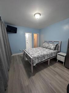 Cozy room close to everything, 5min to the airport