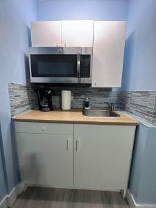 Cozy room close to everything, 5min to the airport