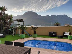 100 ms from the beach with views