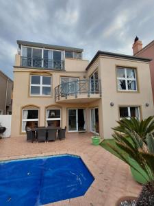 100 ms from the beach with views