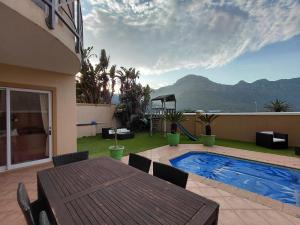 100 ms from the beach with views